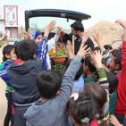 اطفال الشجاعية يزرعون الورود بين بيوتهم المُدمرة