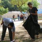 طلبة من مدرسة بكالوريا الرواد في نابلس يقومون بأعمال تنظيف لمنتزه جمال عبد الناصر