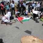 إعادة تمثيل مشهد من النكبة عام 1948 خلال مسيرة بمناسبة ذكرى النكبة في مدينة رام الله