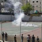 اصابات بالاختناق اثر اعتداء جنود الاحتلال على مدرسة بالخليل