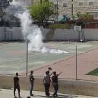 اصابات بالاختناق اثر اعتداء جنود الاحتلال على مدرسة بالخليل