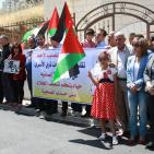 اعتصام أمام مبنى الصليب الأحمر في نابلس احتجاجاً على قرار تقليص الزيارات لعائلات الأسرى مرة بالشهر