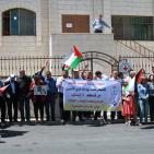 اعتصام أمام مبنى الصليب الأحمر في نابلس احتجاجاً على قرار تقليص الزيارات لعائلات الأسرى مرة بالشهر