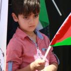 اعتصام أمام مبنى الصليب الأحمر في نابلس احتجاجاً على قرار تقليص الزيارات لعائلات الأسرى مرة بالشهر