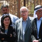 اعتصام أمام مبنى الصليب الأحمر في نابلس احتجاجاً على قرار تقليص الزيارات لعائلات الأسرى مرة بالشهر