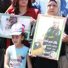 اعتصام أمام مبنى الصليب الأحمر في نابلس احتجاجاً على قرار تقليص الزيارات لعائلات الأسرى مرة بالشهر