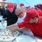 فريق ايطالي يصنع البيتزا الايطالية للمارة بغزة مجاناً