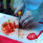 فريق ايطالي يصنع البيتزا الايطالية للمارة بغزة مجاناً