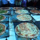 فريق ايطالي يصنع البيتزا الايطالية للمارة بغزة مجاناً