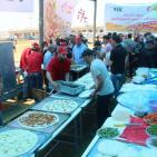 فريق ايطالي يصنع البيتزا الايطالية للمارة بغزة مجاناً