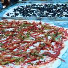 فريق ايطالي يصنع البيتزا الايطالية للمارة بغزة مجاناً