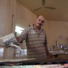 مواطنون يعملون في صناعة القطايف في مدينة رام الله