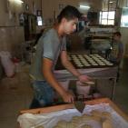 مواطنون يعملون في صناعة القطايف في مدينة رام الله