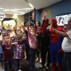 مؤسسة يد بيد تُقيم وجبة افطار لمجموعة من الأطفال