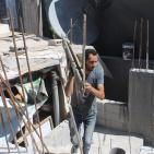 في غزة.. عامل البناء بدرجة الدكتوراة !