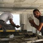 في غزة.. عامل البناء بدرجة الدكتوراة !