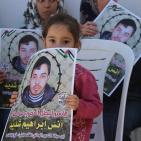 وقفة تضامنية مع الأسيرين المضربين شديد وأبو فارة بالخليل