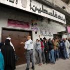 غزة: طابور أصحاب الشؤون الاجتماعية لاستلام المساعدات المالية