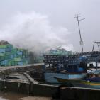 غزة: زيارة شتوية لميناء يتحدى الموج وأكثر