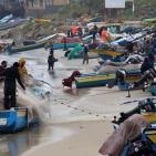 غزة: زيارة شتوية لميناء يتحدى الموج وأكثر