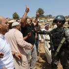 قوات الاحتلال تعتدي على المصلين في رأس كركر