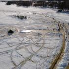 بالصور.. محاولة لإطلاق أكبر جولة مرح جليدية في العالم