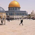 شاهد.. اصابات واعتقالات عقب اقتحام الاحتلال للمسجد الأقصى