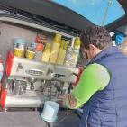 صور: فنان مصري يحول سيارته لمحل لبيع المشروبات