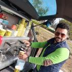 صور: فنان مصري يحول سيارته لمحل لبيع المشروبات