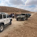 بالصور: الاحتلال يحتجز وفدًا من وزارة التربية في مسافر يطا جنوب الخليل