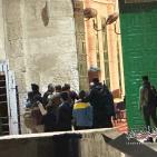 الاحتلال يقتحم الأقصى ويخلي المصلّى القبلي من المعتكفين