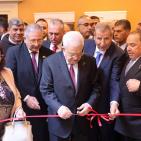 صور| الرئيس عباس يفتتح معرض