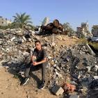 وصيتهم تقوده… ناجٍ وحيد يحارب من أجل حقه في التعليم وسط الحرب