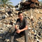 وصيتهم تقوده… ناجٍ وحيد يحارب من أجل حقه في التعليم وسط الحرب