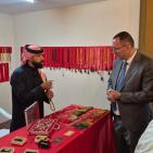 بالصور| السفير الرويضي يزور مهرجان ليالي مسقط ويُشيد بالجناح الفلسطيني