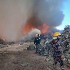 بالصور| الدفاع المدني يواصل منذ 16 ساعة التعامل مع حريق هائل في مصنع خردة بأريحا