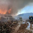بالصور| الدفاع المدني يواصل منذ 16 ساعة التعامل مع حريق هائل في مصنع خردة بأريحا
