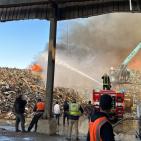 بالصور| الدفاع المدني يواصل منذ 16 ساعة التعامل مع حريق هائل في مصنع خردة بأريحا