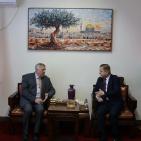 السفير عواد يلتقي سفير جمهورية سلوفاكيا لدى الصين ويضعه في صورة الأوضاع الفلسطينية