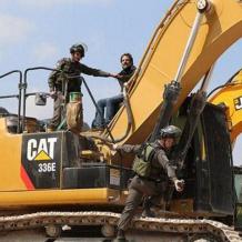 مستوطنون يستولون على جرافة ويعتدون على سائقها ويحتجزونه في عقربا جنوب نابلس