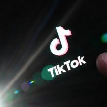 "تيك توك" يطلق ميزة جديدة لضبط كمية المحتوى المُنتج بالذكاء الاصطناعي