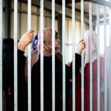 خاص| منع واعتداء وتجويع.. واقع قاسٍ تعيشه الأسيرات في سجون الاحتلال
