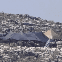 مستوطنون ينصبون خيمة قرب منزل في جبل جوهر شرق الخليل ويعتدون على أصحابه