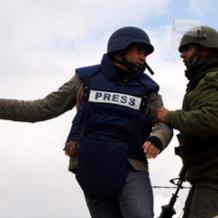 الاحتلال يعتقل صحفيا ويصيب مواطنين بالاختناق خلال قمع وقفة جنوب الخليل