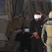 الاحتلال يعتقل ثلاثة مواطنين نكل مستوطنون باثنين منهم في مسافر يطا