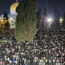 35 ألف مصل يؤدون صلاتي العشاء والتراويح في المسجد الأقصى