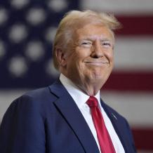 ترامب يقول إنه يدرس توجيه ضربة محدودة لإيران وإجلاء جنود أميركيين من قاعدتين بقطر والبحرين