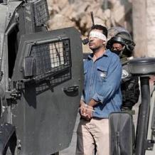 الاحتلال يعتقل مواطنا من بلدة بيت أمر ويداهم منازل في مسافر يطا