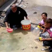 تقرير خاص| محمود شحدة... ستيني من غزة يقاوم المرض والماء الملوث في خيمة النزوح