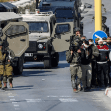 الاحتلال يقتحم نابلس ويعتقل شابا بعد محاصرة منزل